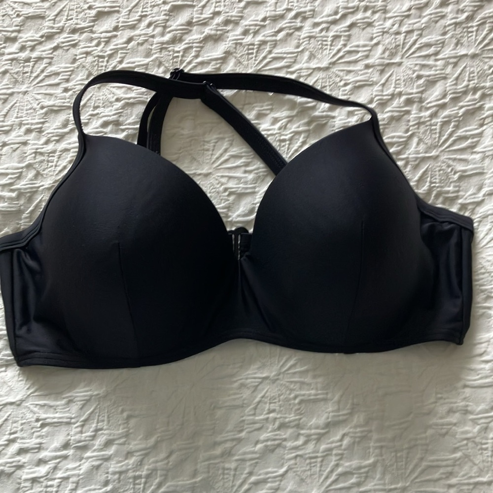 Comfy black Lole bray w/seams down middle of cups. Cross over adjustable straps